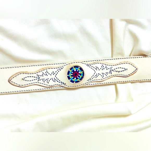 Vntg Western style white leather belt w detail stitching & inset beaded Rosettes - Picture 1 of 10